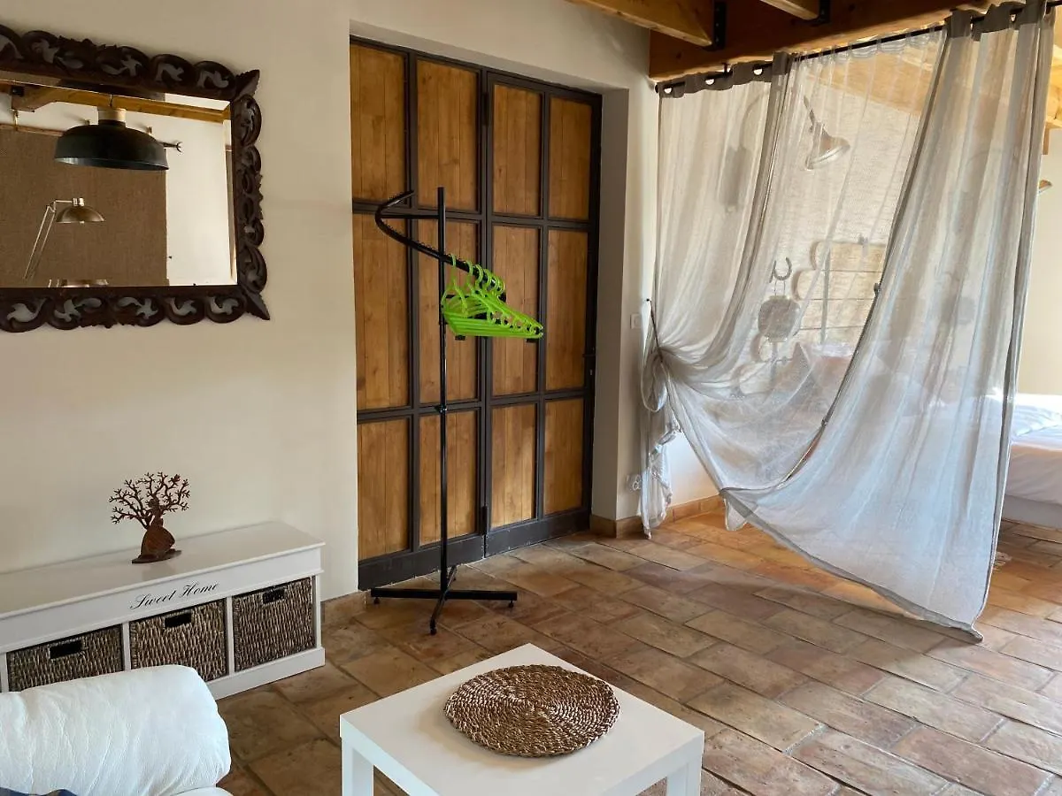 Bella Vida Bed & Breakfast Fourques  France